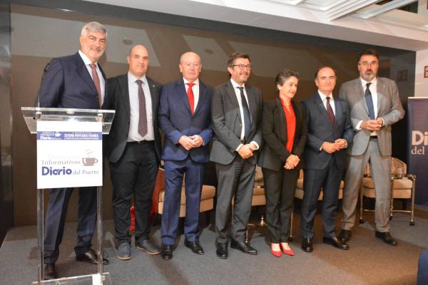 $!Francisco Prado, director general de Grupo Diario; Miguel Jiménez, director de Diario del Puerto; Ricardo Barkala, presidente de la Autoridad Portuaria de Bilbao; Álvaro Rodríguez Dapena, presidente de Puertos del Estado; Mar Chao, presidenta de la Autoridad Portuaria de Valencia; Gerardo Landaluce, presidente de la Autoridad Portuaria de Bahía de Algeciras; y Lluís Salvadó, presidente de la Autoridad Portuaria de Barcelona. Foto: R. T.