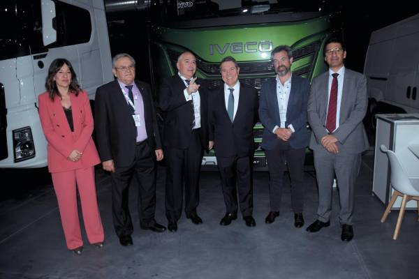 $!El presidente de Castilla-La Mancha, Emiliano García-Page, junto al presidente de CETM, Ovidio de la Roza, el presidente de FETCAM, Carlos Marín, y representantes del fabricante Iveco. Foto M.J.