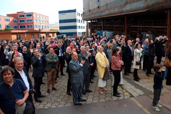 $!La botadura del “Bermeo NM” ha sido seguida con expectación este martes en las instalaciones de Astilleros de Murueta en Erandio, junto a Bilbao. Foto J.P.