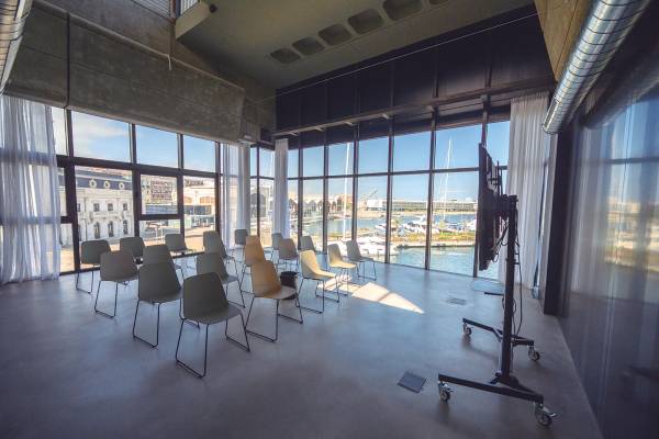 $!Dos de las salas de reuniones de The Terminal HUB cuentan con unas vistas privilegiadas del Edificio del Reloj y la dársena interior. En la imagen, el espacio versátil Torres.