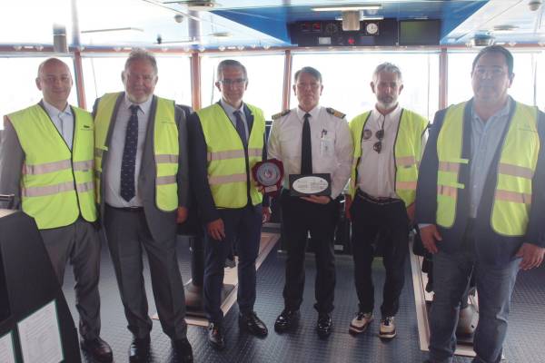 $!El presidente de la Autoridad Portuaria de Santander, César Díaz y el director de Höegh Autoliners en España, Iñaki Echevarría, entregaron una metopa conmemorativa al capitán del “Höegh Aurora”, Víctor Escamilla. Foto J.P.