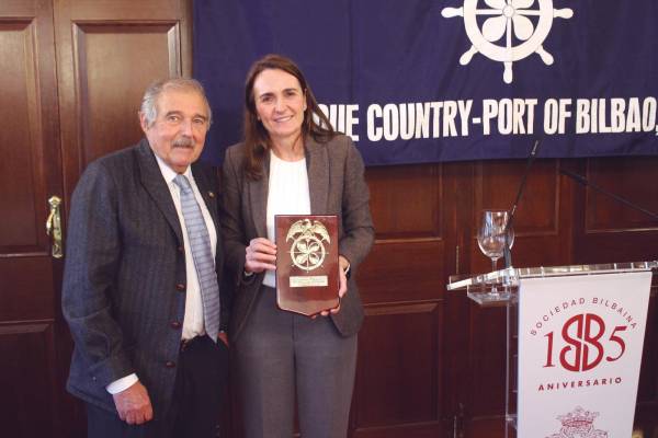 $!José Luis Grijalvo, presidente del Propeller Club del País Vasco-Port of Bilbao, entregó la metopa a la CEO de Transfesa, Idoia Galindo. Foto J.P.