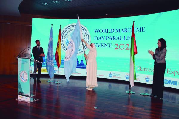 $!Hessa Almalek ondea la bandera que simboliza el traspaso del Evento Paralelo del Día Marítimo Mundial a los EAU en 2025, en presencia del secretario general de aviación y transporte marítimo, Benito Núñez. Foto C.C.