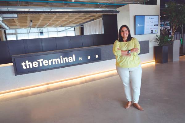 $!Paloma Mas, directora de The Terminal HUB, en el mostrador de acceso al nuevo espacio ubicado en el emblemático edificio de la antigua Estación Marítima de Valencia. Foto L.D.