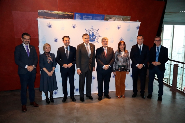 $!Desde la izquierda: Carlos García Buendía, subdelegado del Gobierno en Bizkaia; Ainara Basurko, diputada foral de Promoción Económica; Mikel Torres, consejero de Economía, Trabajo y Empleo del Gobierno Vasco; Alejandro Aznar, presidente de ANAVAS; Juan Mari Aburto, alcalde de Bilbao; Amaia Barredo, consejera de Alimentación, Desarrollo Rural, Agricultura y Pesca del Gobierno Vasco; Gustavo Santana, director general de la Marina Mercante; Jon Ruigómez, director de Itasmuseum. Foto J.P.