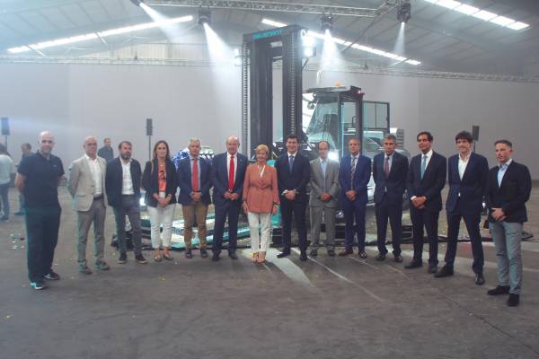 $!La compañía vizcaína Revenant Industrial &amp; Ports Machinery, pionera en remanufactura industrial sostenible, presentó el 5 de octubre de 2023 en el Puerto de Bilbao su primera máquina bajo el lema “El cambio empieza aquí”, mostrando su visión transformadora de la industria y los puertos. Foto J.P.