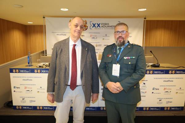 $!Carlos Sánchez-Puga, presidente del Colegio Oficial de Agentes de Aduanas y Representantes Aduaneros de Vigo; y Raúl Ruiz, comandante de la Guardia Civil, jefe interino de la Unidad Fiscal y de Fronteras del Puerto de Barcelona. Foto R. T.