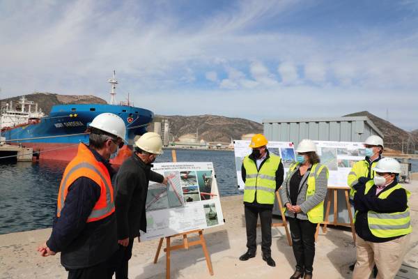 $!Un momento de la visita realizada por la presidenta de la AP de Cartagena, Yolanda Muñoz, a las obras en la Dársena de Escombreras