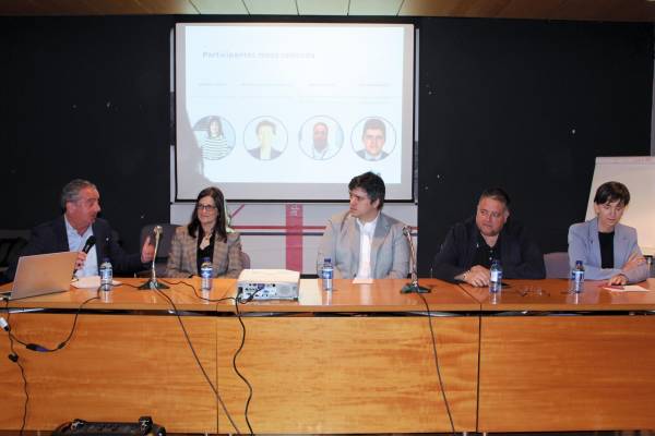 $!Desde la izquierda: Fran Manzano, gerente de Igarle; Sonia García, presidenta de Asetrabi; Eduardo Ruiz, Departamento Calidad de Abian Service; Jaime Luezas, jefe de Área Servicios a la Comunidad Portuaria de Puertos del Estado; Inmaculada Ugarteche, directora de UniportBilbao, Foto J.P.