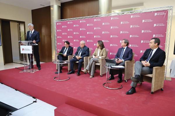 $!Participantes en la mesa de debate. De izquierda a derecha: Francisco Prado, director general de Grupo Diario y moderador; Antonio Torregrosa, gerente de la Fundación Valenciaport; Francisco Tirado, director de Recursos Humanos de Boluda Corporación Marítima; Mercedes Pardo, CEO del Instituto Marítimo Español; Javier Garat, presidente del Clúster Marítimo Español; y Gustavo Santana, director general de la Marina Mercante. Foto R. T.