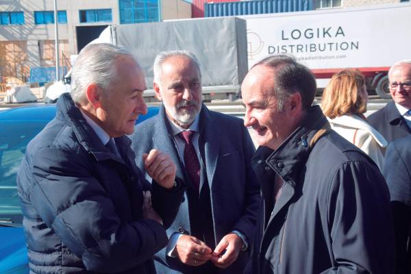 $!El presidente de la AP Bahía de Algeciras, Gerardo Landaluce, junto al presidente de la AP Marín, Benito Suárez, y el presidente de la AP de Vilagarcía, José Manuel Cores. Foto M.J.