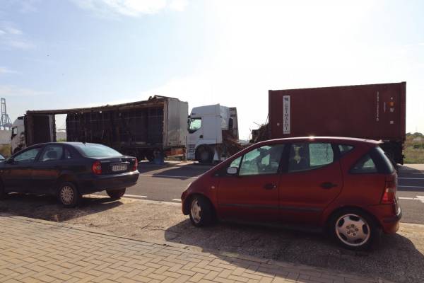 $!La ZAL acoge de manera provisional el depósito de los coches y camiones siniestrados por la DANA. Una de las tareas más importantes que se está llevando a cabo estos días es la de retirar los coches y camiones siniestrados de las zonas más afectadas por la DANA. De hecho, una de las grandes preocupaciones de las compañías aseguradoras era la de contar con amplios espacios para poder depositar esos vehículos. Por el momento, se están utilizando de manera temporal los viales de la ZAL Puerto de Valencia (en las dos imágenes superiores) y los terrenos de la sede de Valencia Sud de Ferrocarrils de la Generalitat Valenciana para depositar esos vehículos.