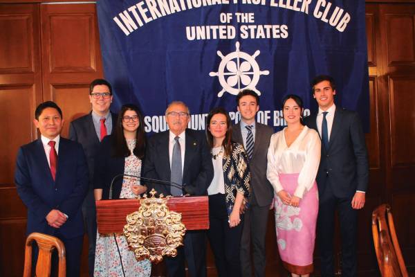 $!El presidente del Propeller Club del País Vasco-Port of Bilbao, José Luis Grijalvo, con los siete de los trece miembros de la Comisión Junior que asistieron al lunch-coloquio, entre ellos su presidenta, Irantzu Sedano.