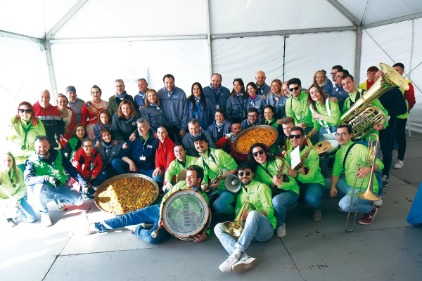 $!Miembros del jurado y autoridades junto a los integrantes de la charanga, comisiones falleras invitadas y representantes de Grupo Diario, durante la edición de 2024.