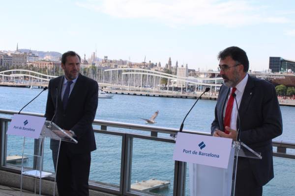 $!Óscar Puente, ministro de Transportes y Movilidad Sostenible y Lluís Salvadó, presidente de la AP de Barcelona, en una intervención a los medios de comunicación en el WTCB. Foto C.C.