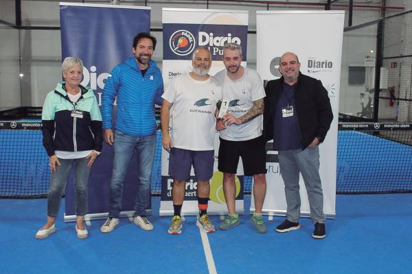 $!Cotransa se proclamó campeona en la categoría de nivel iniciación. En la imagen: Mavi Guirao (Grupo Diario), Pedro Díez (Arias), Jorge Gómez y Dídac Grífol (Cotransa) y Fernando Vitoria (Grupo Diario). Foto M.V.