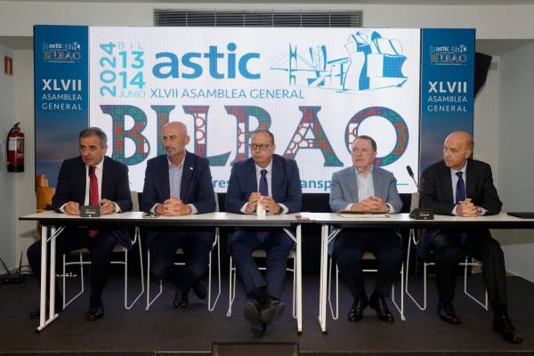 $!De izquierda a derecha, Ramón Valdivia, vicepresidente ejecutivo de ASTIC; Juan Jesús Sánchez, vicepresidente de Mercancías; Marcos Basante, presidente; Esteban Sánchez, contador; y Antonio Pérez Millán, tesorero.