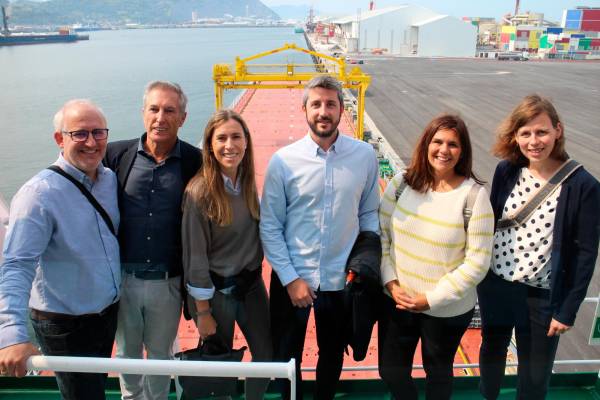 $!Desde la izquierda: Mikel Soto, de DSV; Felipe Castaños, director general de VN Navegación; Cristina Larrañaga, de Gescrap; Joseba García de Albéniz, de DSV; Beatriz Manrique, de VN Navegación; Hella Bruns, de Briese Chartering. Foto J.P.