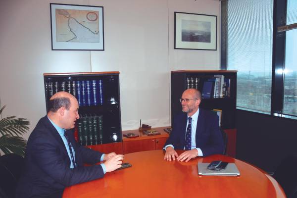 $!Pedro García, director de Explotación de OPPE, junto a Miguel Jiménez, director de Diario del Puerto.