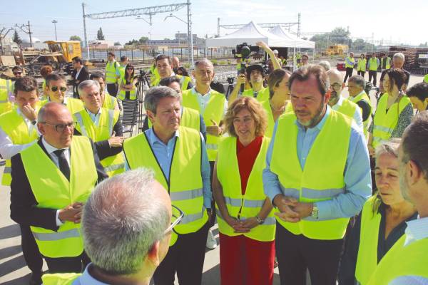 $!La nueva consejera de Movilidad Sostenible del Gobierno Vasco, Susana García (de rojo), recibió a Óscar Puente en Júndiz junto al resto de autoridades. Foto J.P.