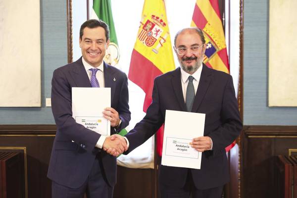 $!Juan Manuel Moreno Bonilla, presidente de la Junta de Andalucía, y Javier Lambán, presidente del Gobierno de Aragón, tras renovar en 2022 su acuerdo de impulso de la autopista ferroviaria Algeciras-Zaragoza.