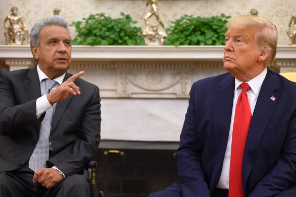 $!US President Donald Trump (R) meets with President of the Republic of Ecuador Lenin Moreno at the White House in Washington, DC, on February 12, 2020. (Photo by JIM WATSON / AFP)