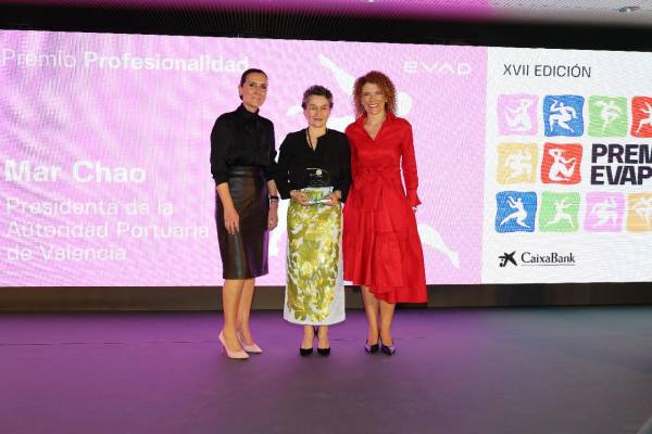 $!Encarna Alcaide, agente de Diversidad e Inclusión de CaixaBank; Mar Chao, presidenta de la Autoridad Portuaria de Valencia; y Sandra Deltell, vicepresidenta de EVAP; en el momento de la entrega del Premio a la Profesionalidad a la máxima responsable de Valenciaport. Foto R. T.