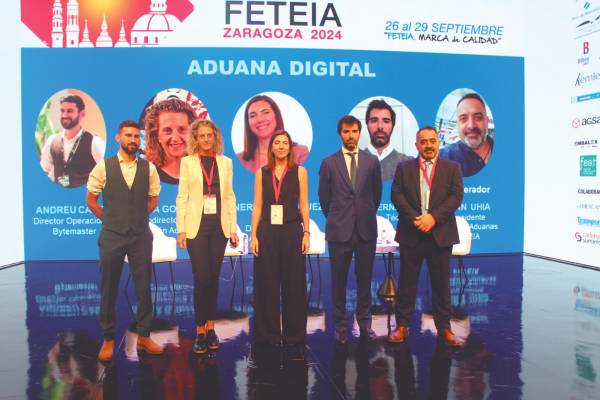 $!Desde la izquierda: Andreu Camps, director de Operaciones de Bytemaster; Maria González, subdirectora General de Gestión Aduanera; Nerea Rodríguez, directora del Departamento de Aduanas e IIEE; Martín Fernández, secretario técnico de FETEIA; Juan Uhía, presidente de la Comisión de Aduanas de FETEIA. Foto J.P.