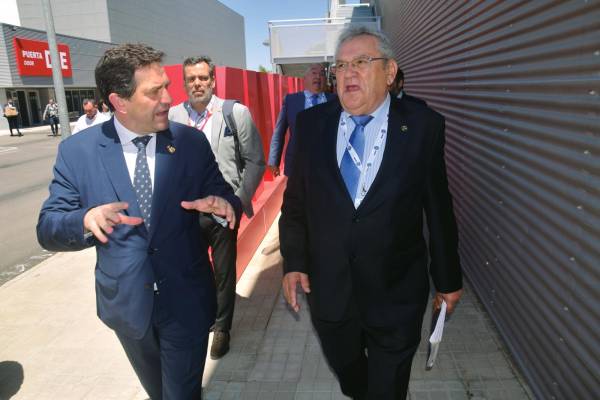 $!El presidente de la Diputación de Ciudad Real, Miguel Valverde, a su llegada a la clausura del Congreso CETM junto a su presidente, Ovidio de la Roza. Foto M.J.