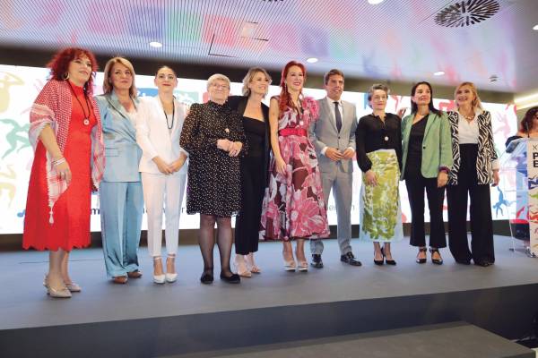 $!Las galardonadas en los Premios EVAP 2024 han sido Margarita Parra, química y catedrática de la Universitat de València (UV), con el Premio EVAP a la Diversidad; la doctora Elisabeth Arrojo, oncóloga y directora médica de INMOA, con el Premio EVAP a la Integridad; la presidenta de la Autoridad Portuaria de Valencia, Mar Chao, con el Premio EVAP a la Profesionalidad; la jueza Marta Campo, con el Premio EVAP Joven Talento; y la agente de igualdad y asociada de EVAP Amparo Martínez, con el Premio EVAP otorgado por las 450 mujeres que forman parte de la asociación. En la imagen, de izquierda a derecha: Amparo Martínez; Susana Camarero, Marta Campo, Margarita Parra, Marta Iranzo, Elisabeth Arrojo, Carlos Mazón, Mar Chao, Ruth Merino y Salomé Pradas. Foto R. T.