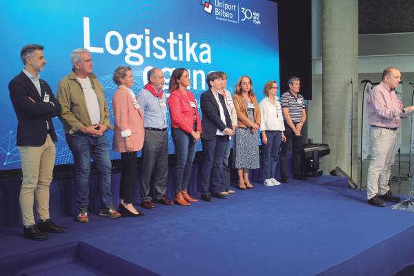 $!Miembros de la comisión organizadora de “Logistika eguna” (izq. a dcha.): Sergio Ruigómez (MSC); Victor Martín (Decoexsa); Jon Loroño (686 TLP); Elvira Gallego (CSP Bilbao Terminal); Inmaculada Ugarteche (Unipor); Natividad Rodríguez (Uniport); Amaya López-Para (Uniport); Cristina Salazar (Uniport); Roberto Bartolomé (Uniport); Iker Larrauri (Eurocargo). Foto J.P.