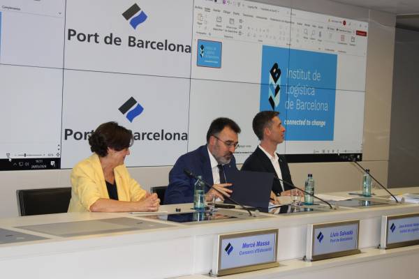 $!Mercè Massa, gerente del Consorci d’Educació de Barcelona; Lluís Salvadó, presidente de la AP de Barcelona y José Antonio Vázquez, director del ILB. Foto C.C.