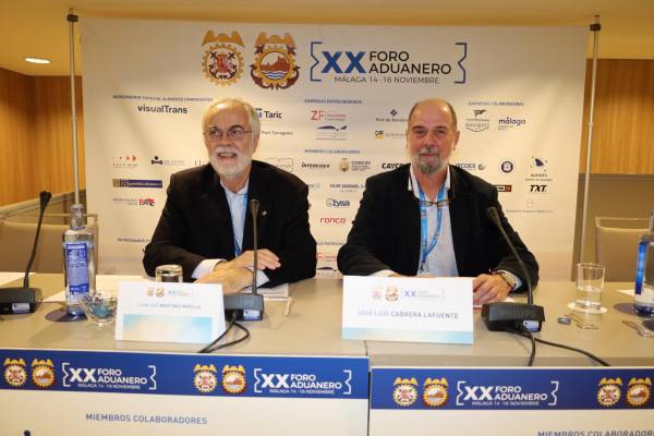 $!Juan Luis Martínez, vicepresidente del Colegio Oficial de Agentes de Aduanas de Las Palmas; y José Luis Cabrera, director del Departamento de Normativa Aduanera y Comercio Internacional en Taric. Foto R. T.