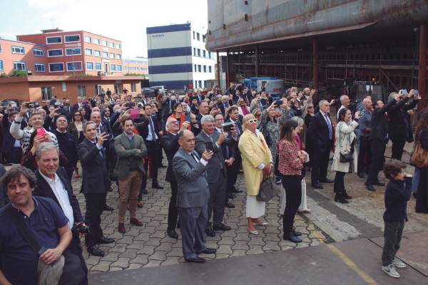 $!La botadura del “Bermeo NM” ha sido seguida con expectación este martes en las instalaciones de Astilleros de Murueta en Erandio, junto a Bilbao. Foto J.P.