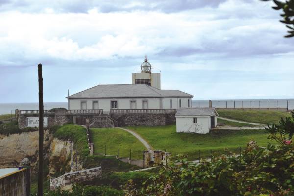 $!La AP de Avilés ha impulsado la creación de una residencia artística en el faro de Tapia de Casariego.