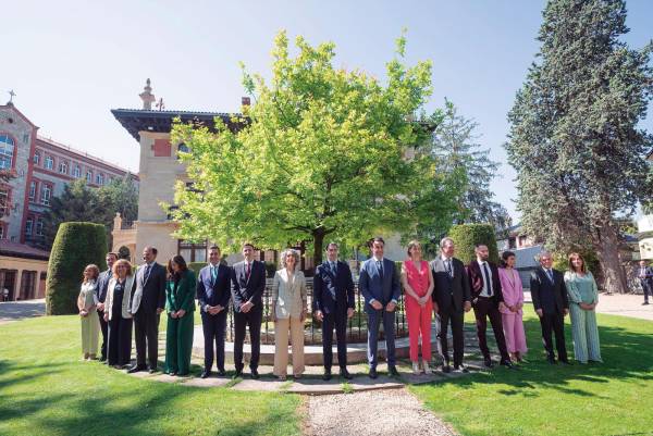 $!Tras la jura del lehendakari el pasado sábado en Gernika, el nuevo Gobierno Vasco arrancó ayer en Vitoria-Gasteiz su XIII Legislatura con la toma de posesión de sus 15 consejeros y consejeras