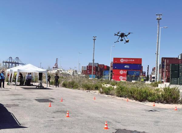 $!El dron utilizado en la simulación sobrevoló una amplia zona portuaria.