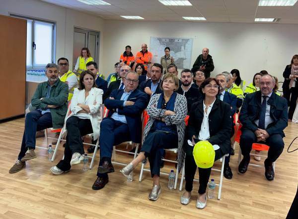 $!Santiago Rodríguez Vega, presidente de la Autoridad Portuaria de Avilés (centro); Mariví Monteserín, alcaldesa de Avilés (segunda por la dereca); Alejandro Calvo, consejero de Fomento de Asturias (izqierda), y Adriana Lastra, delegada del Gobierno en Asturias (segunda por la izquierda), han participado, entre otros, en el acto de inicio de las obras.