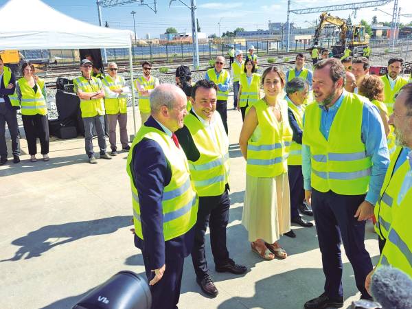 $!Óscar Puente tuvo oportunidad de conversar con el presidente de la Autoridad Portuaria de Bilbao, Ricardo Barkala (primero por la izquierda). Foto J.P..