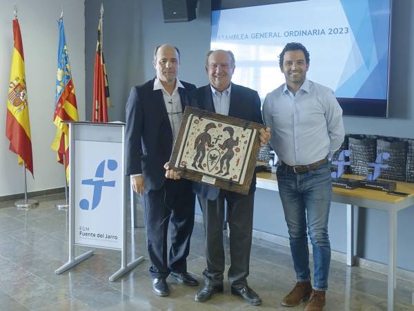 $!El nuevo presidente de la EGM, Carlos Serrano, junto al presidente de Honor, Santiago Salvador y el alcalde de Paterna, Juan Antonio Sagredo.