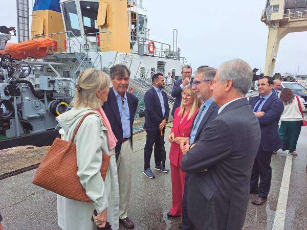 $!La comunidad portuaria de Santander saludó la puesta en servicio. Foto J.P