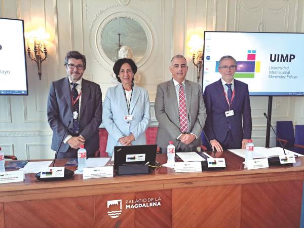 $!Desde la izquierda: Álvaro Rodríguez Dapena, presidente de Puertos del Estado; Margarita Alfaro, vicerrectora de la UIMP; Roberto Media, consejero de Fomento, Ordenación del Territorio y Medio ambiente del Gobierno de Cantabria; César Díaz, presidente de la Autoridad Portuaria de Santander. Foto J.P.