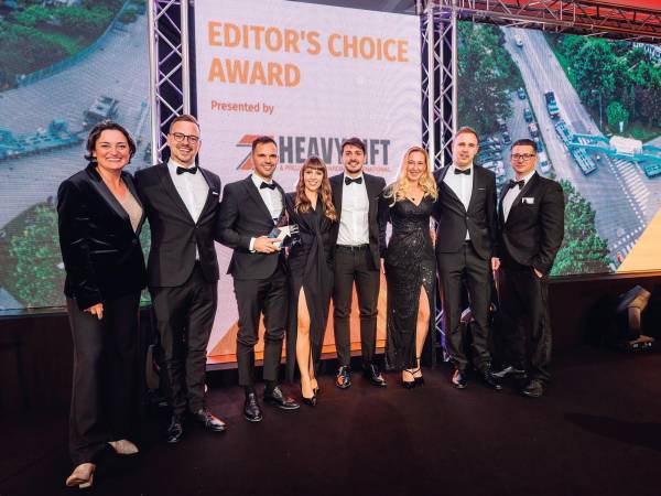 $!Comark ganó el nuevo premio “Editor’s Choice Award”, entregado por el editor de Heavy Lift &amp; Project Forwarding International (HLPFI), David Kershaw (1º derecha).