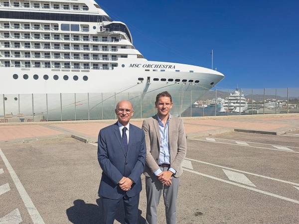 $!“Málaga tiene todos los elementos para ser puerto base en el futuro”, sostiene el presidente de la Autoridad Portuaria de Málaga, Carlos Rubio (izquierda), en la foto junto a Fernando Pacheco, director general de MSC Cruceros en España.