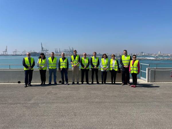 $!Una delegación de ANFAC visita las instalaciones y servicios del puerto de Valencia.