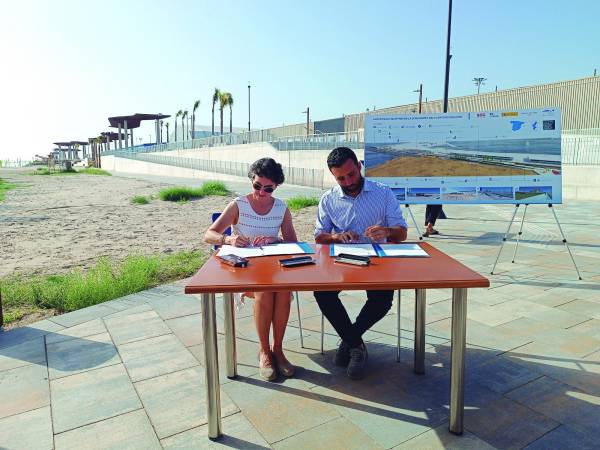 $!Mar Chao, presidenta de la APV, y Darío Moreno, alcalde de Sagunto, durante la firma de las condiciones que rigen el mantenimiento del paseo marítimo que corre a cargo del Ayuntamiento de Sagunto.