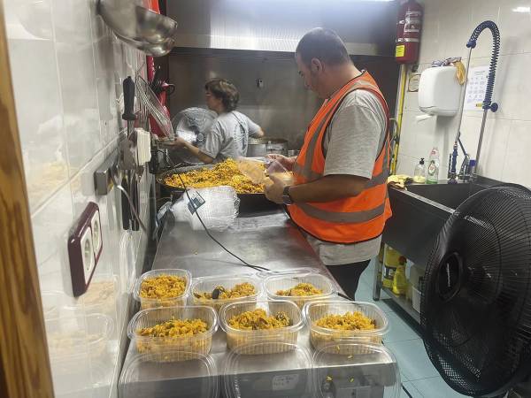 $!Las cocinas de El Puchero están trabajando estos días al 100% para hacer llegar comida caliente a las zonas afectadas.