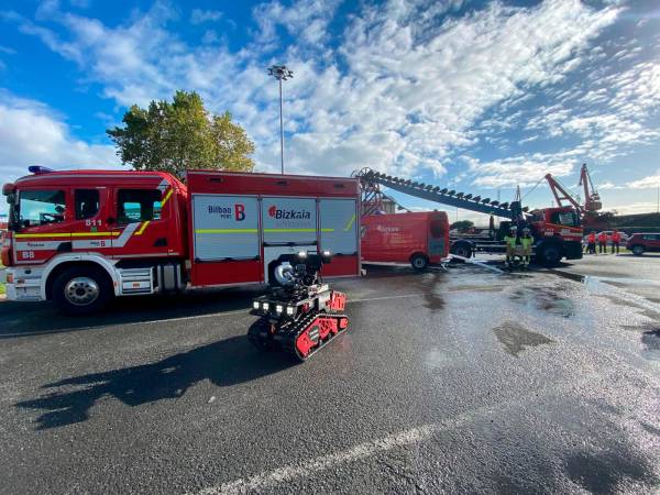 $!Junto al robot multifunción, se ha presentado también un camión-grúa de última generación en las instalaciones del Puerto de Bilbao.