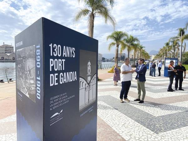 $!El moll dels Borja del Puerto de Gandia acogió la inauguración de la exposición que recoge los 130 años del recinto gandiense.