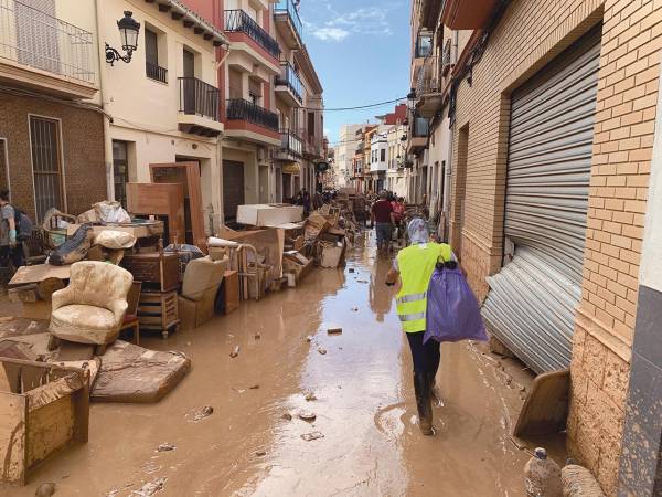 $!Fango y enseres personales se han acumulado durante días en las calles de los municipios afectados.